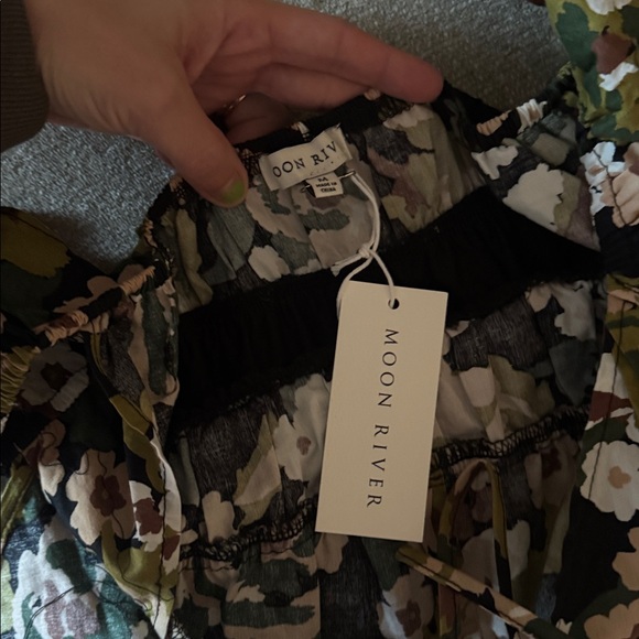 Moon River Flutter Sleeve Tiered Midi Dress Green Tan White Open Back M NWT - Picture 4 of 5